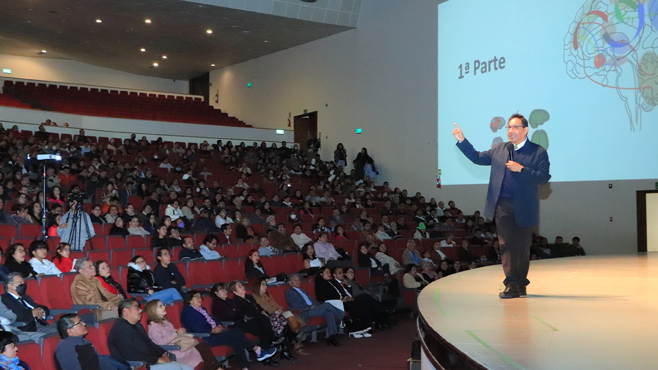 Aborda experto en UATx características del cerebro docente desde la perspectiva de la Neurociencia