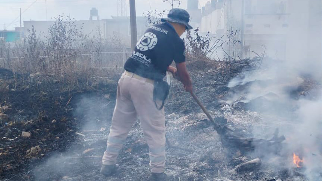 Protección civil de Tlaxcala sofoca incendio de pastizal en San Sebastián Atlahapa