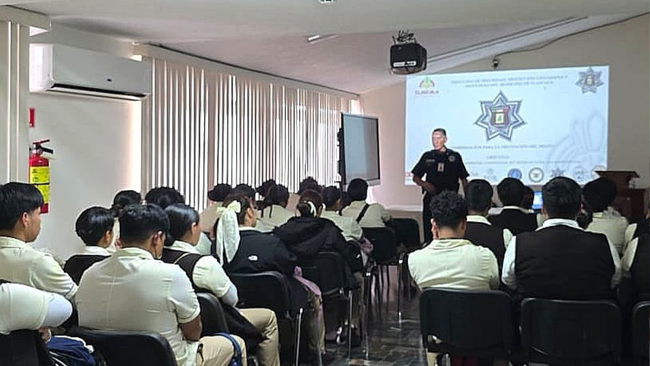 Policía de la capital de Tlaxcala acerca pláticas de autocuidado a estudiantes de enfermería