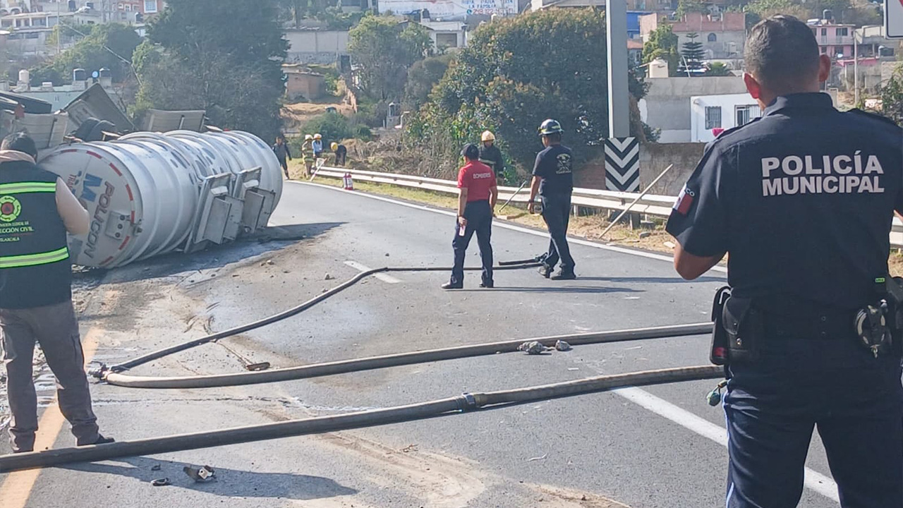 Abandera policía de la capital de Tlaxcala zona de Tizatlán donde volcó una pipa de gasolina y las vías alternas