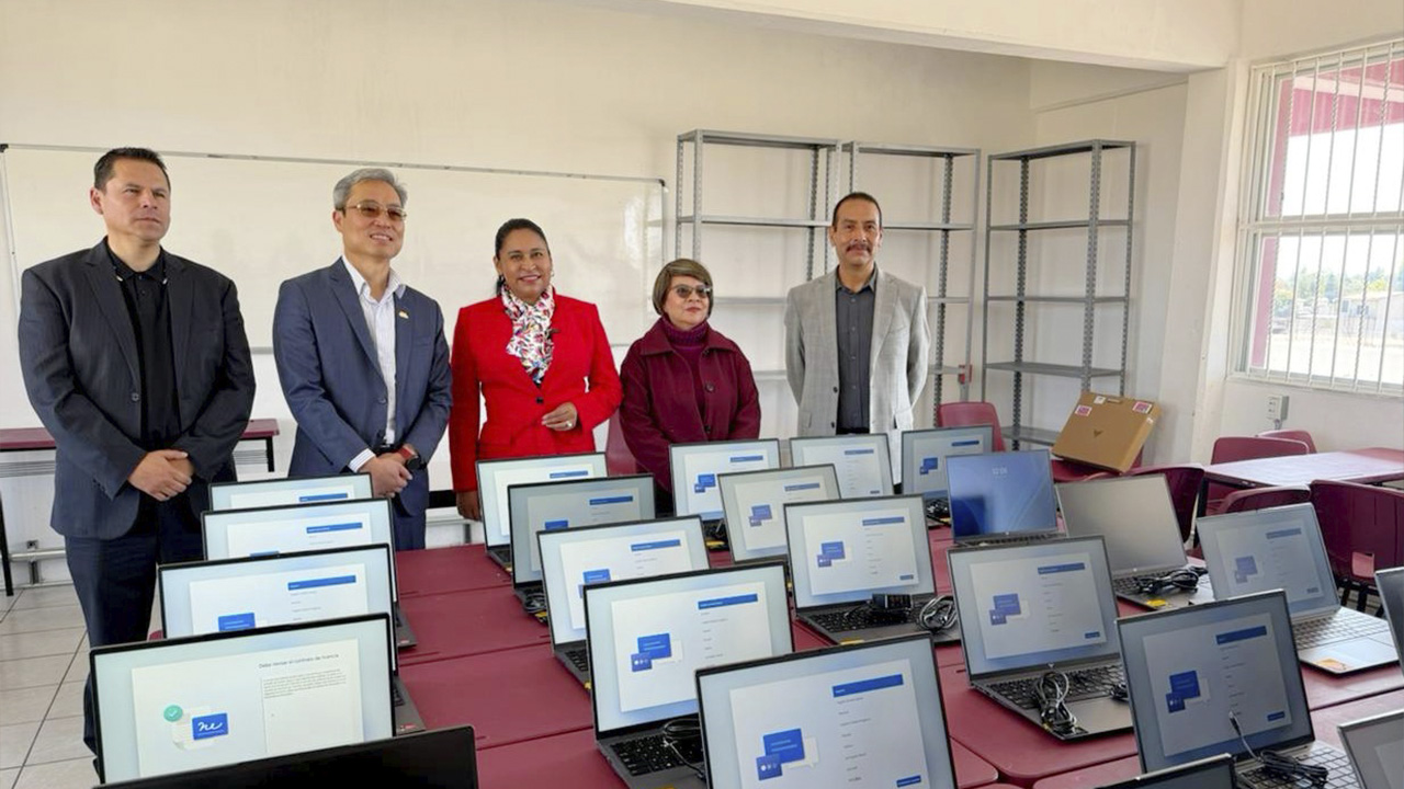 Por gestión de Ana Lilia Rivera, embajador de Taiwán dona equipos de cómputo al CBTis de Xiloxoxtla