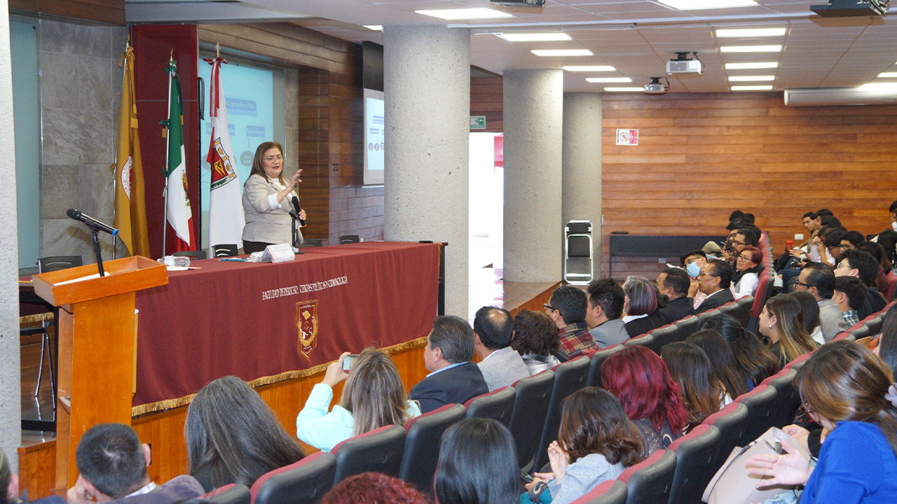 Procuradora para la Defensa de los Derechos Humanos de El Salvador presentó su obra sobre migración en la Facultad de Derecho UATx