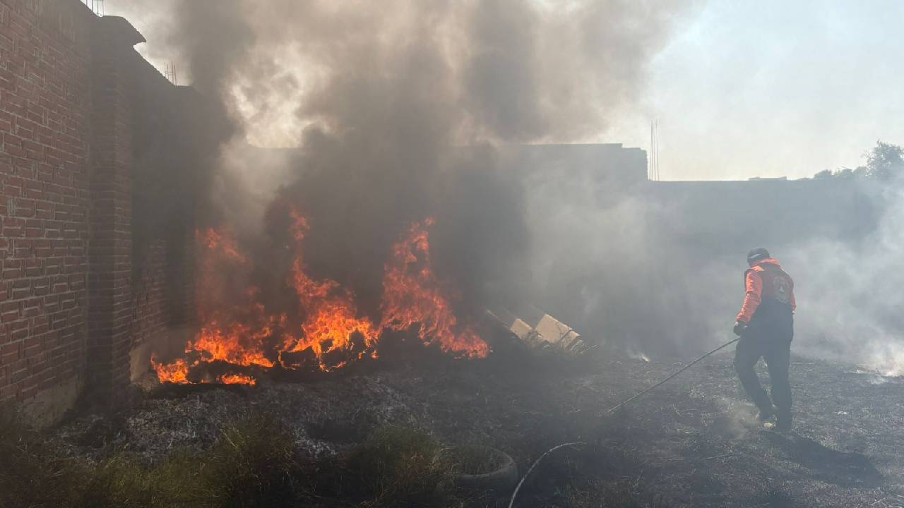Policía Municipal y Protección Civil sofocan incendio en casa habitación en Zacatelco