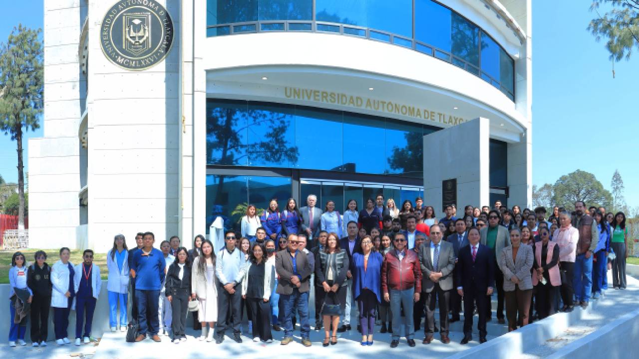 Estudiantes de la UATx reciben becas del Ciclo Otoño 2025