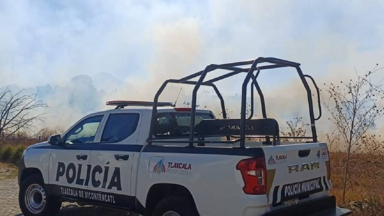 Policía Municipal de Tlaxcala Da Respuesta Oportuna a Incendio de Pastizal y Evita Riesgos a la Población en Tizatlán