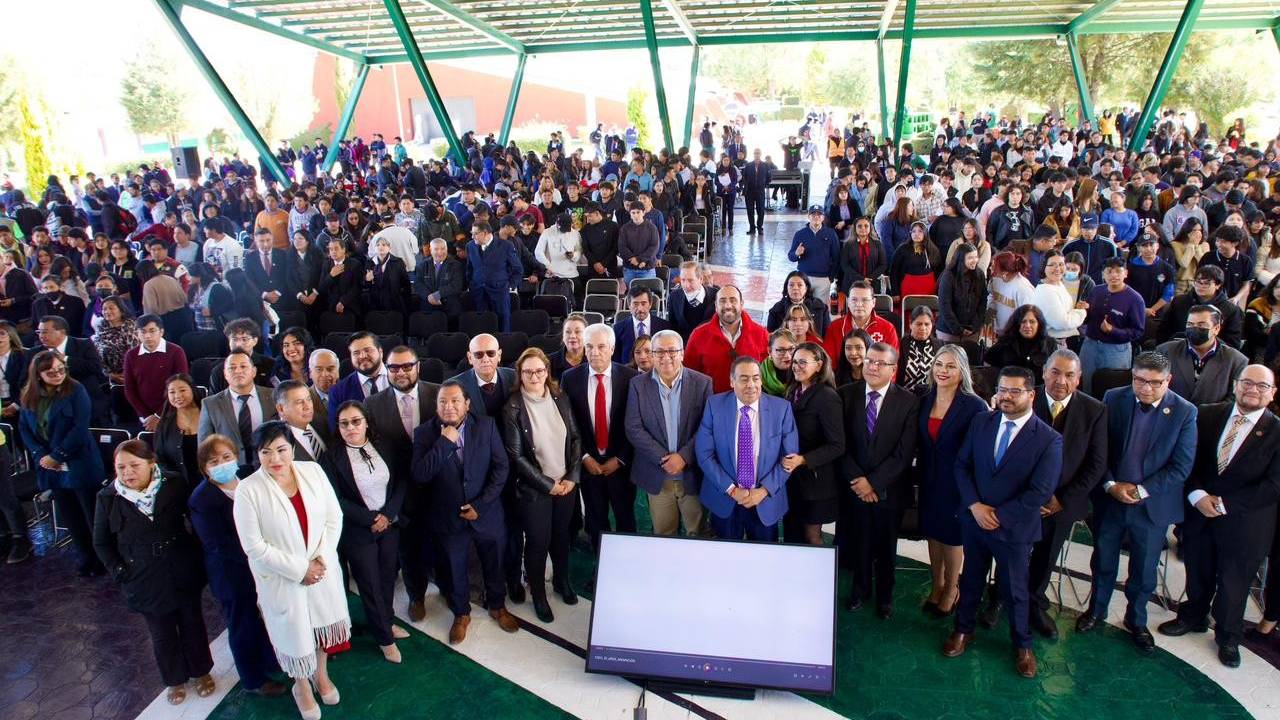 Salvador Santos Cedillo Llama a los Jóvenes a Creer en Ellos Mismos Durante el 30 Aniversario de la UTT