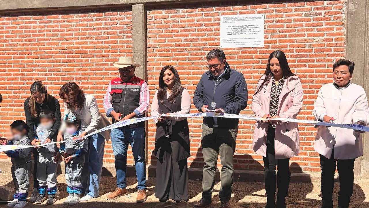 Autoridades municipales, comunidad educativa y padres de familia celebran entrega de barda perimetral en el Jardín de Niños “Antonio González Abascal”