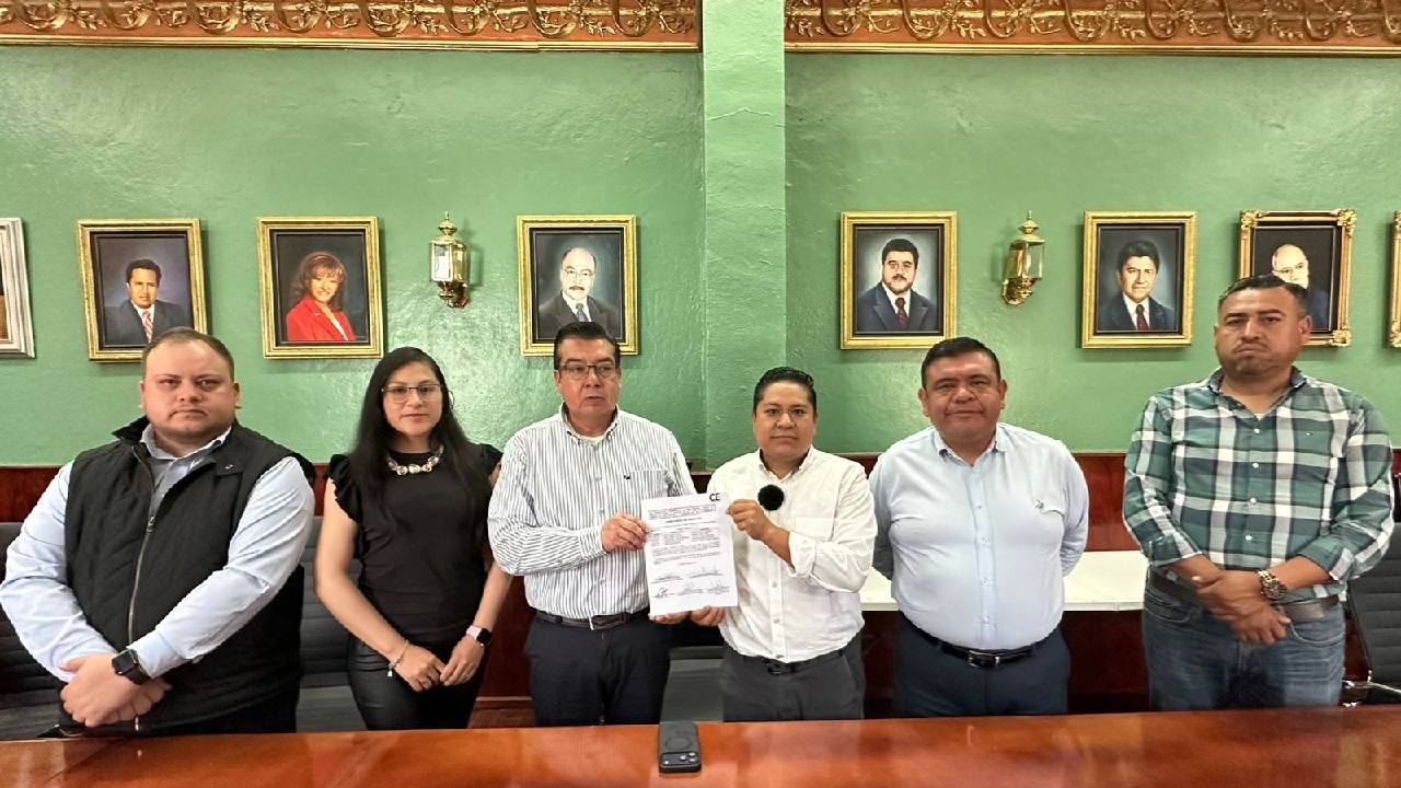 Comisión Electoral del Ayuntamiento de Tlaxcala Entrega Constancias de Registro a Planillas que Competirán por la CAPAO