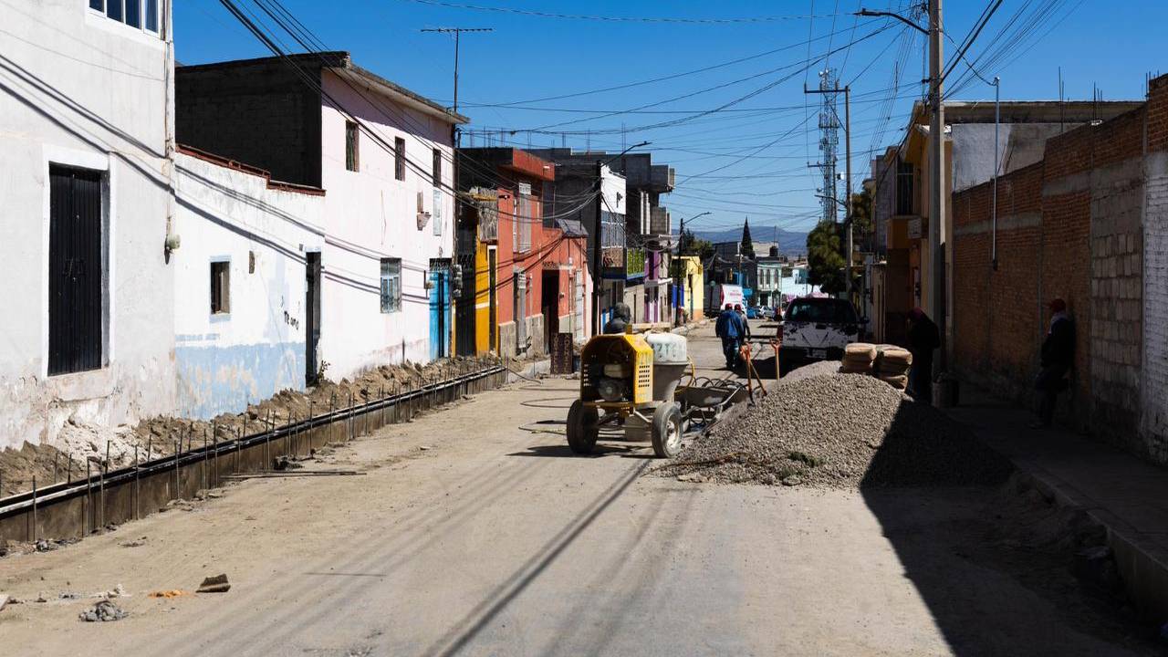 Gobierno de Huamantla realiza rehabilitación de pavimento asfáltico en calle Rosete Aranda, en el Barrio La Preciosa