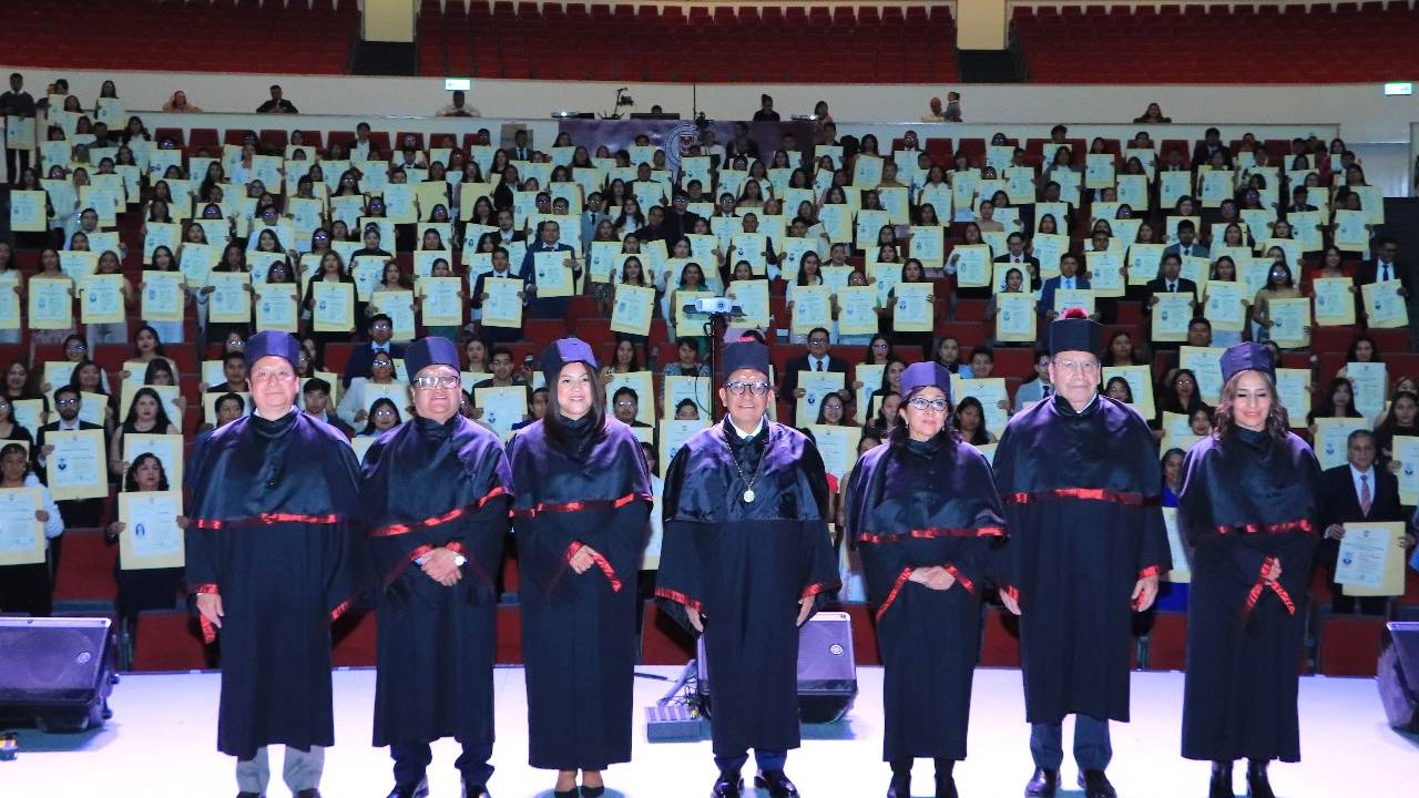 Encabeza Rector de la UATx segunda entrega de 545 títulos  de licenciatura, maestría y doctorado
