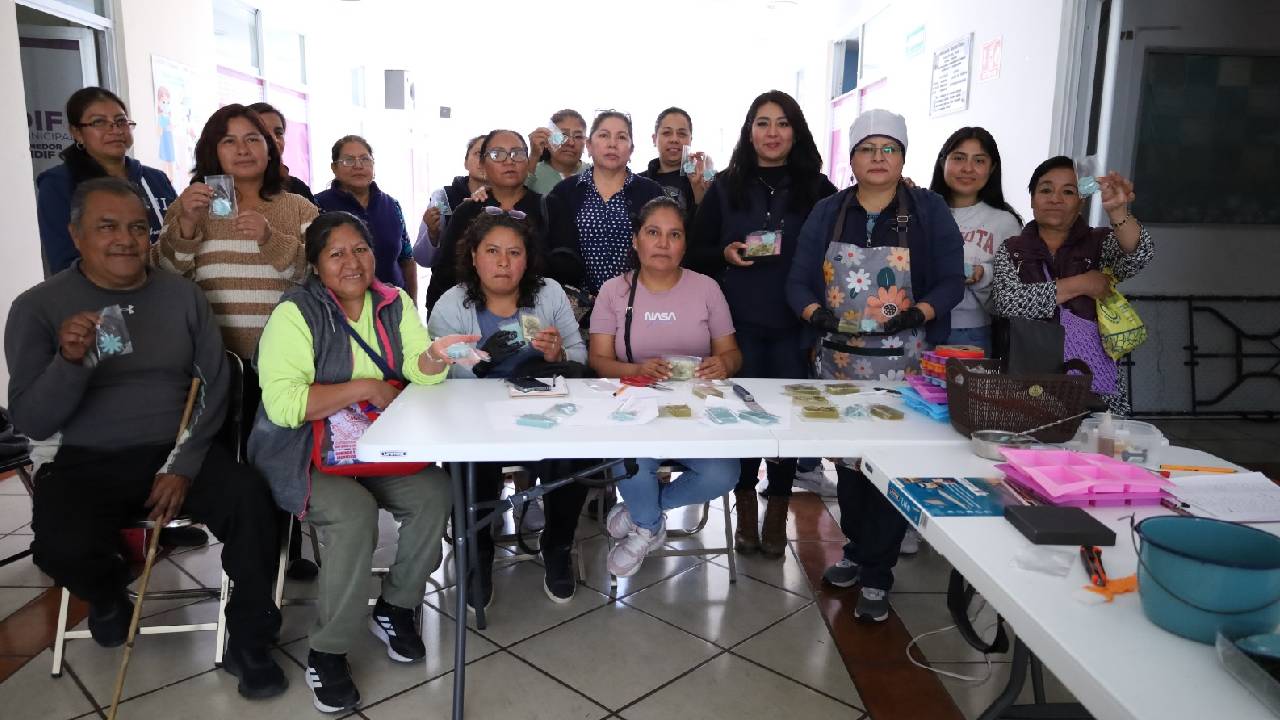 Ciudadanos aprenden a elaborar jabones artesanales en Zacatelco