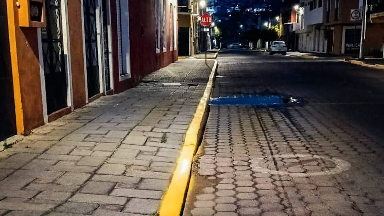 Continúan Jornadas de Madrugada para Pintar Banquetas en el Centro de la Capital