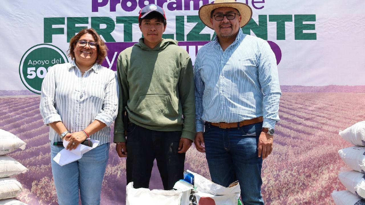 Zacatelco fortalece el campo con entrega de fertilizante y semilla mejorada al 50% de subsidio.