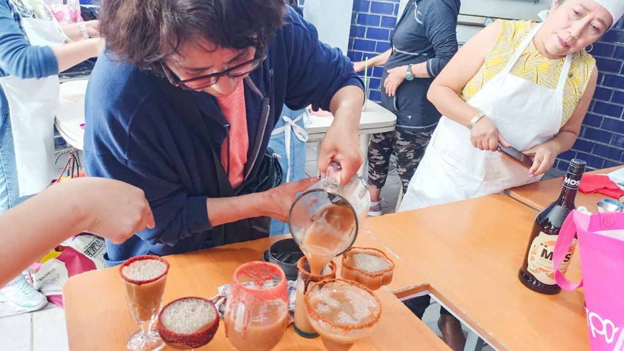 Gobierno de Alfonso Sánchez García capacita a mujeres en coctelería como herramienta de autonomía económica