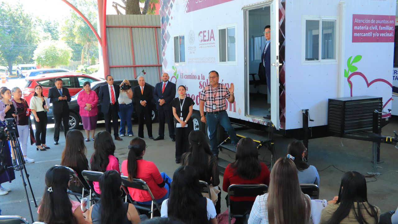Estudiantes de Derecho UATx realizan prácticas de mediación para fortalecer habilidades de comunicación y negociación