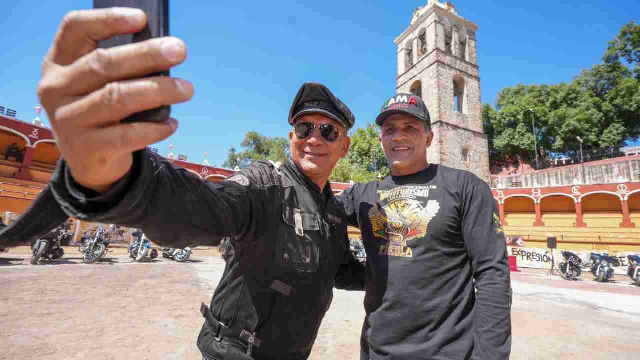 Recibe Alfonso Sánchez García a motociclistas nacionales y extranjeros en la capital