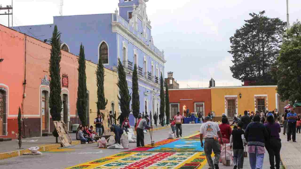 Huamantla se llena de color, fe y tradición con la elaboración de tapetes por Corpus Christi