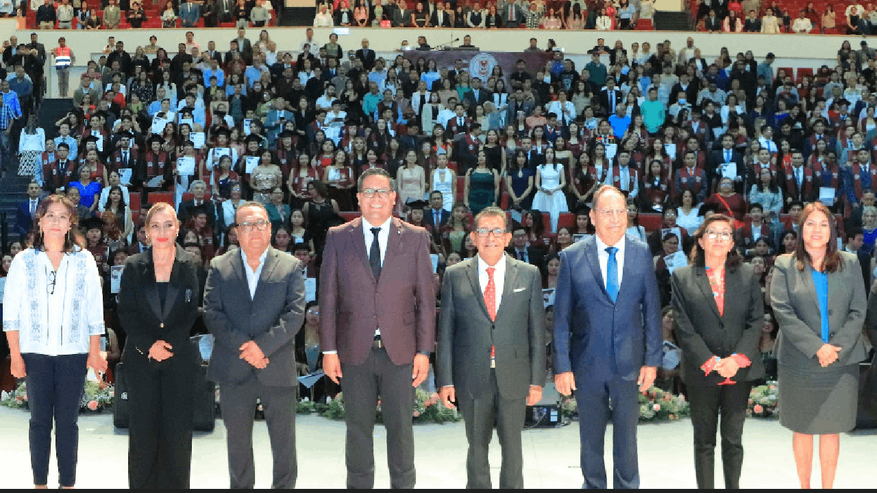 La UATx entrega a la sociedad a nueva generación de profesionistas egresados de la FCEA