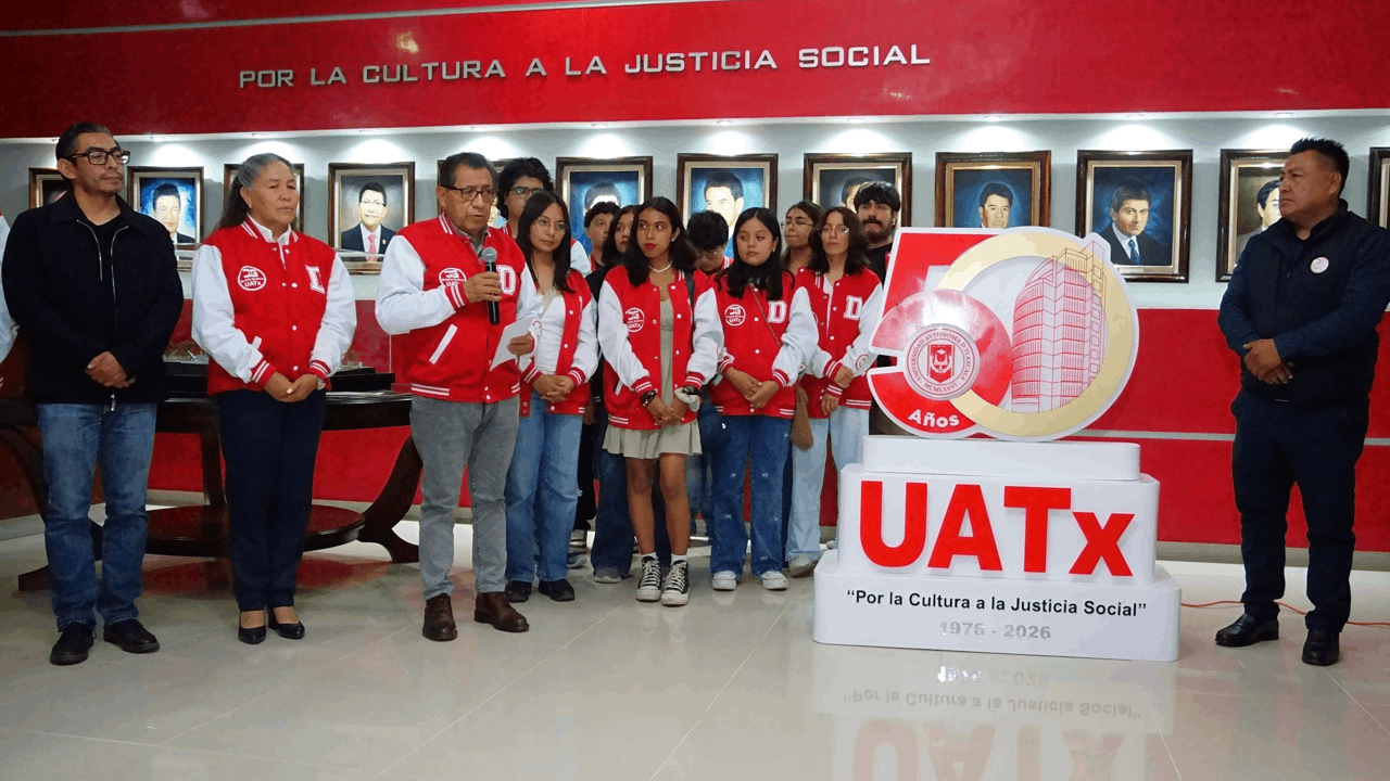 Estudiantes de Diseño Gráfico entregan al Rector obra conmemorativa por los 50 años de la UATx