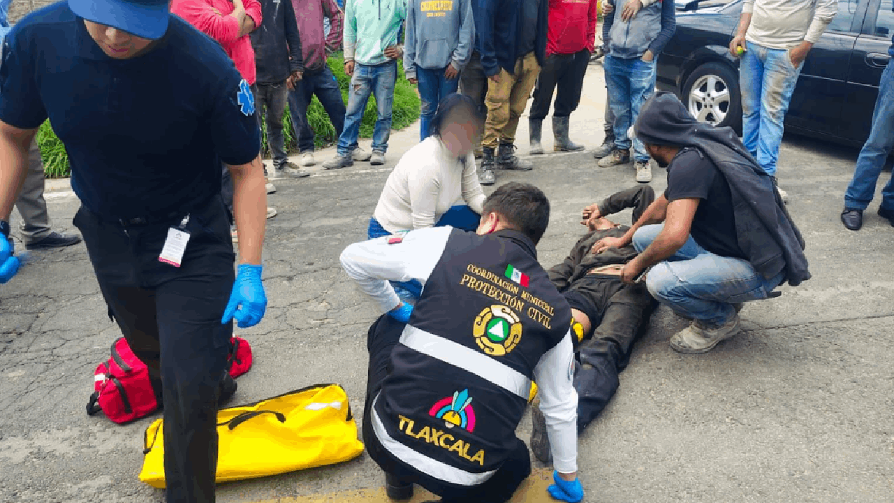 Policía municipal de Tlaxcala tiene accidente vial y asegura a presunto responsable
