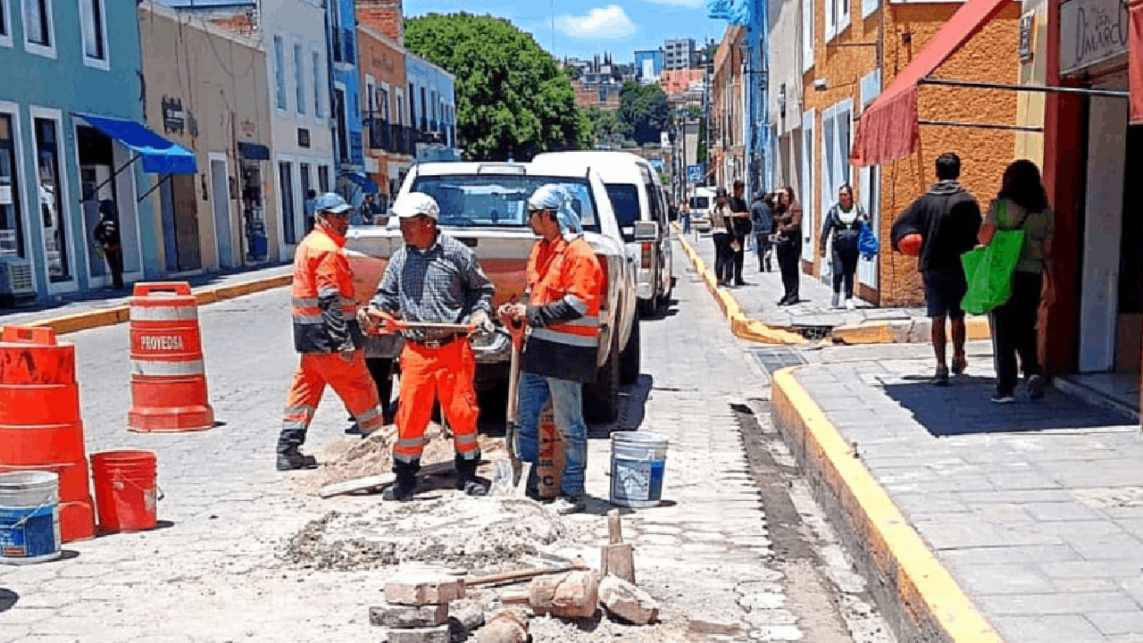 El ayuntamiento de Tlaxcala continúa trabajos de nivelación de adoquín en la calle 20 de noviembre para mejorar la movilidad