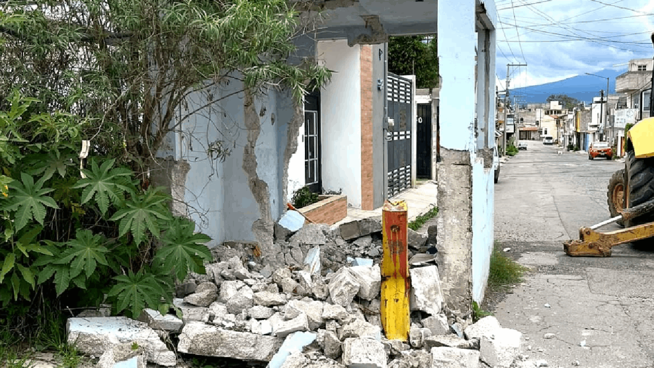 Gobierno que escucha y resuelve retira caseta en desuso que obstruía banqueta en Acuitlapilco