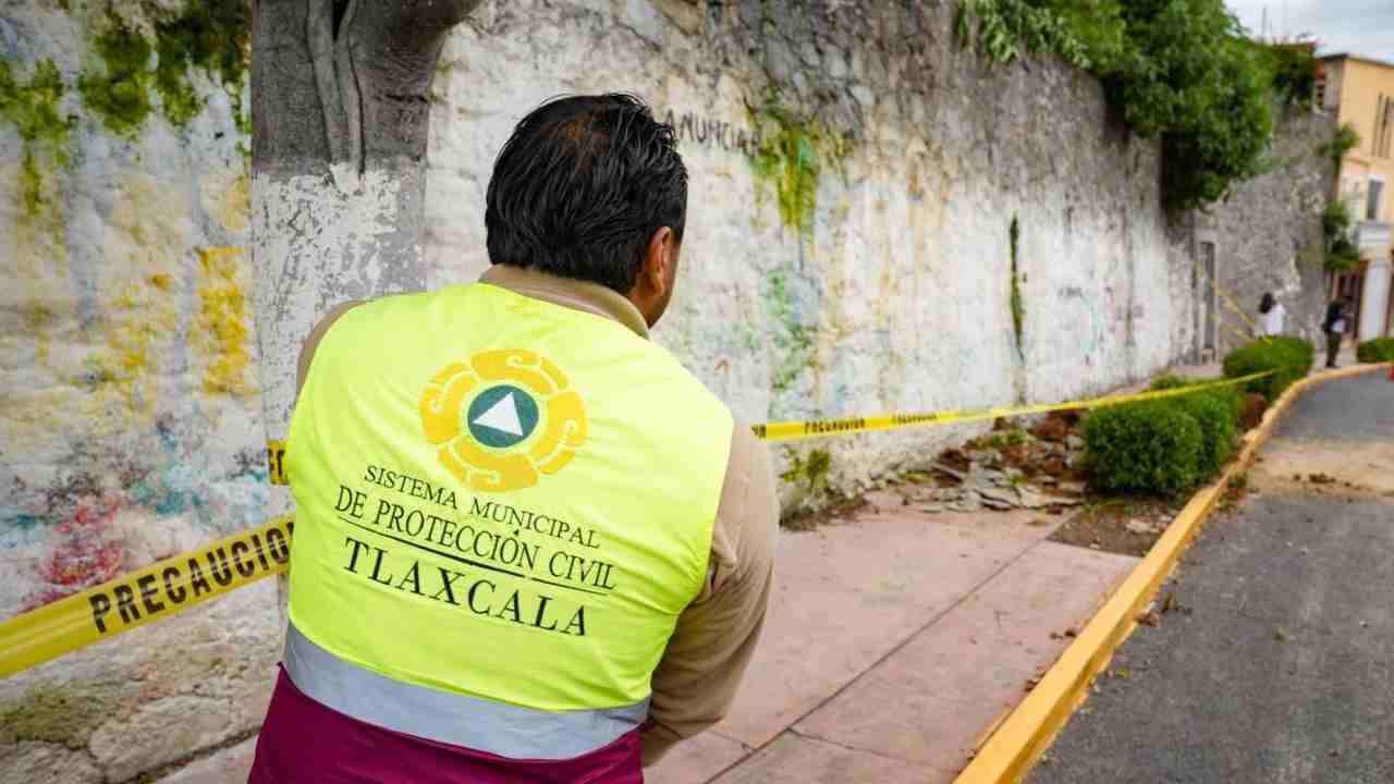 Protección Civil de Tlaxcala atiende reporte por desprendimiento de revestimiento en San Isidro