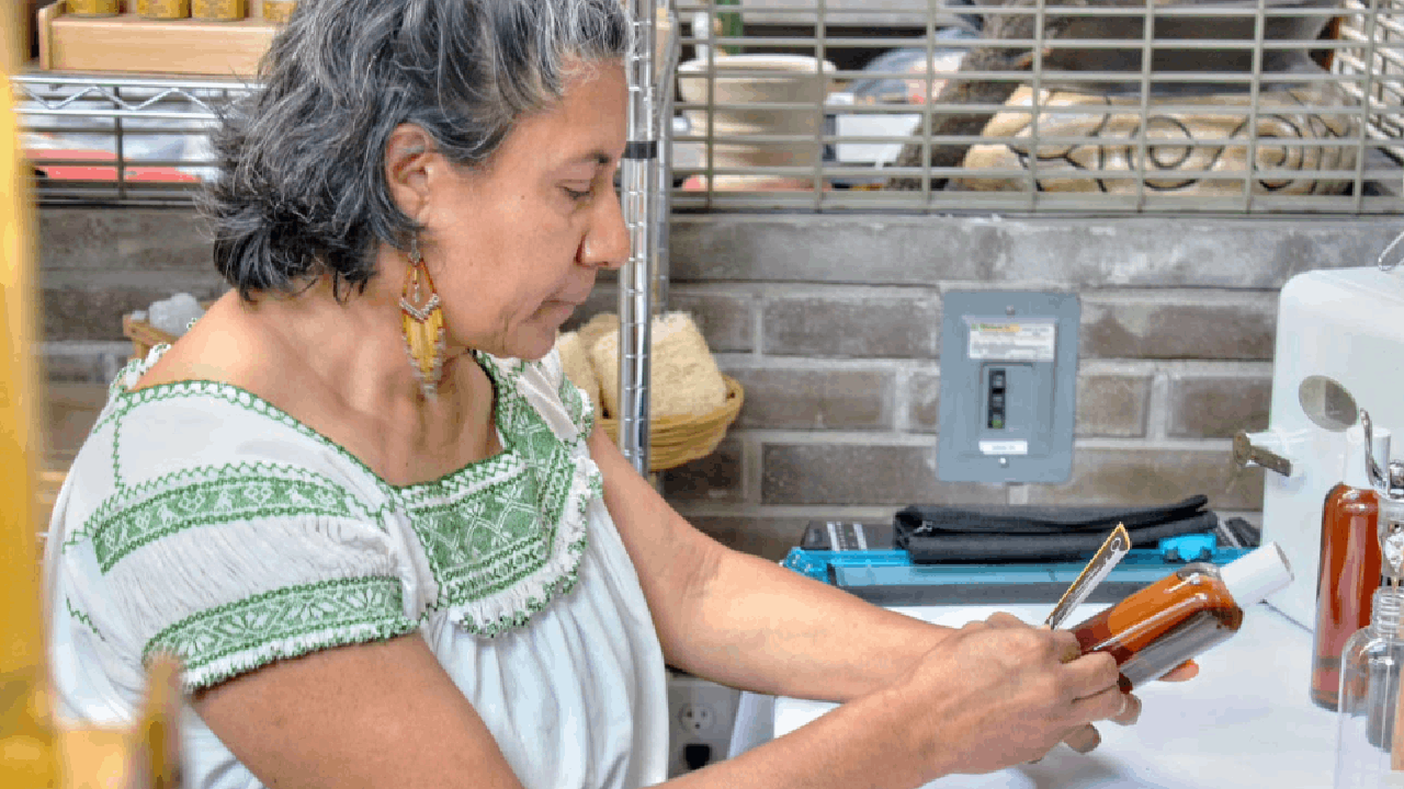 El talento de creadores tiene un espacio para crecer en el mercado de artesanos del municipio de Tlaxcala