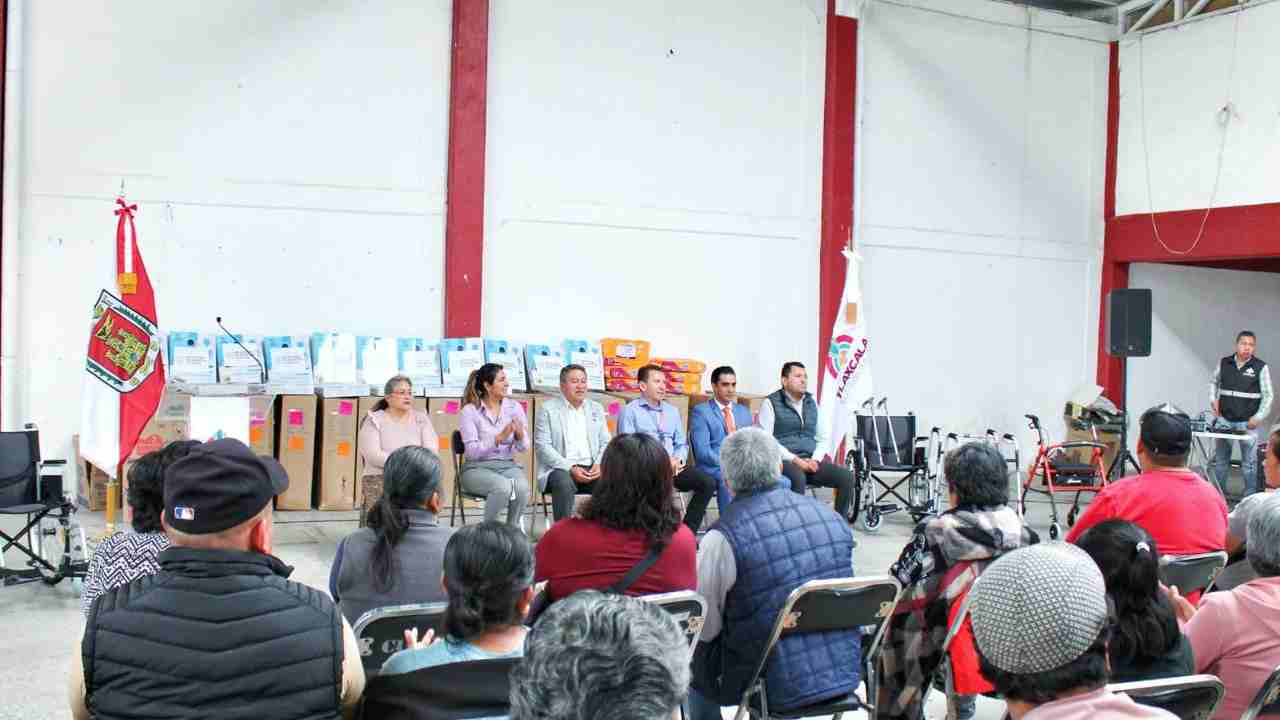 Entregan Ayuntamiento de Tlaxcala y la Secretaría de Bienestar 53 apoyos funcionales a adultos mayores