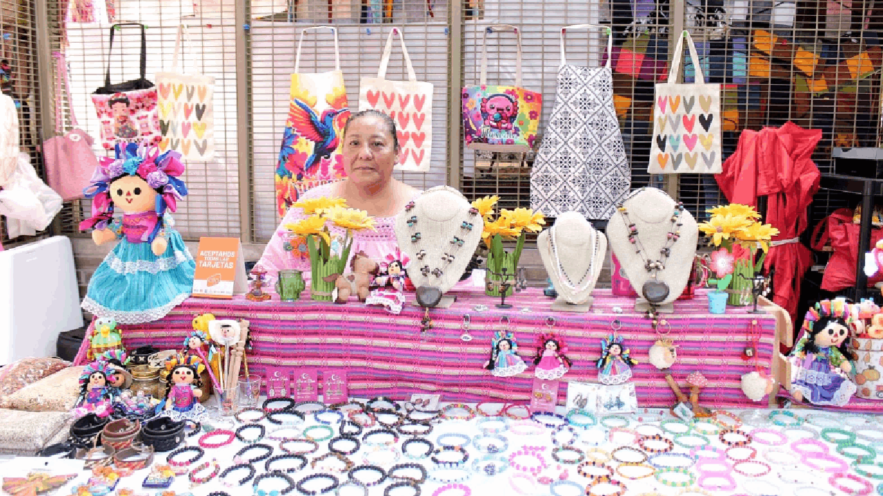 Mercado de artesanos proyecta la creatividad de Olga, creadora de joyería elaborada a base de piedras naturales