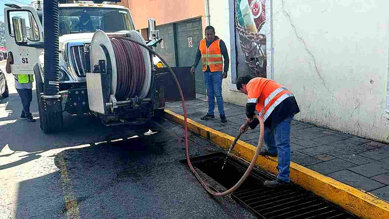 Ayuntamiento de Tlaxcala intensifica limpieza de drenajes ante temporada de lluvias