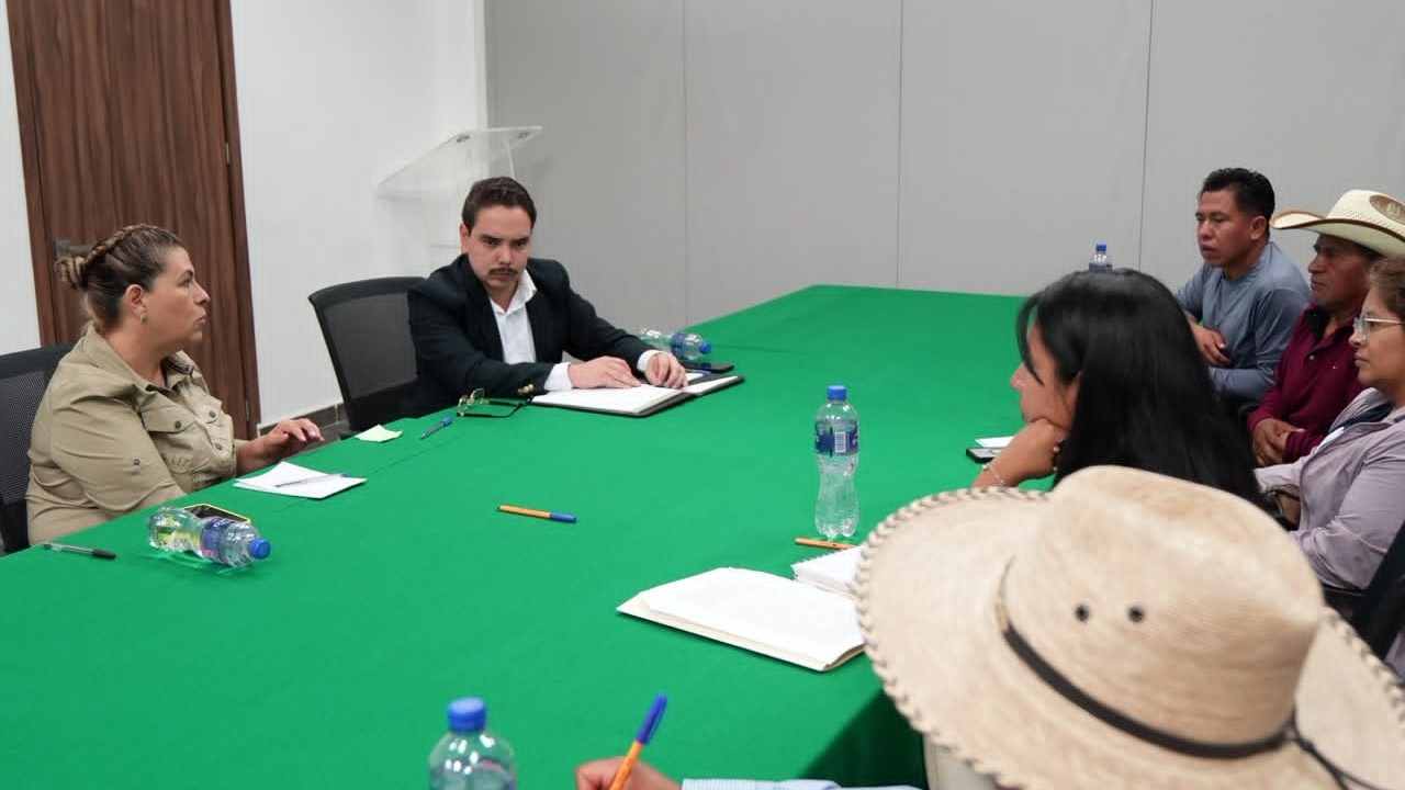 Atienden diputados a comisión de productores, ejidatarios y pobladores de Ixtenco