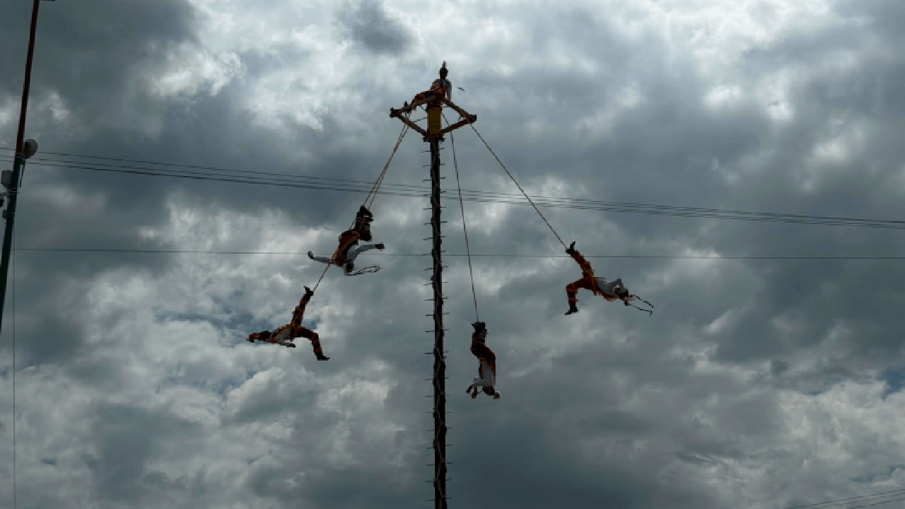 Entre música, tradición y cultura, los voladores Águilas Aztecas impactan en la feria de Huamantla