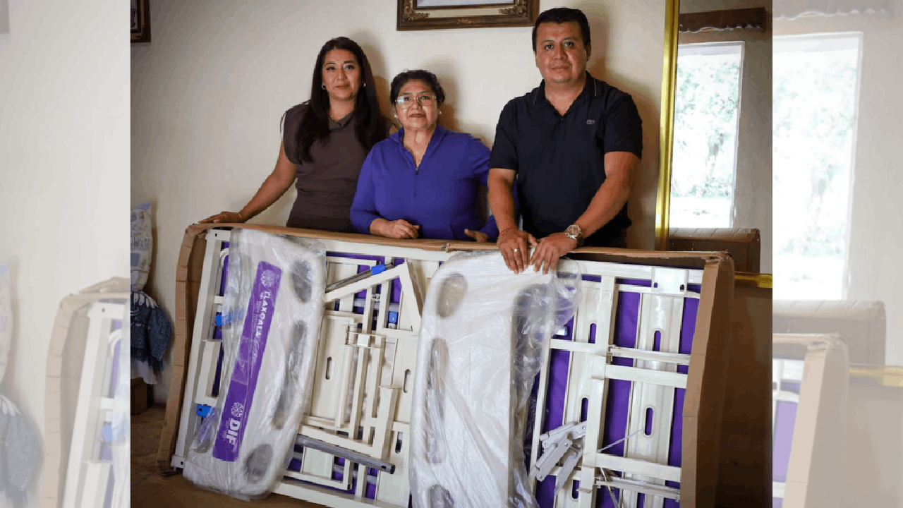 Gestionan cama y colchón hospitalario para beneficiar a familia de Zacatelco