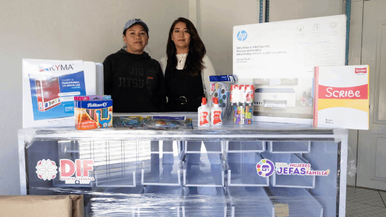 Entregan equipamiento para papelería a beneficiaria de Zacatelco