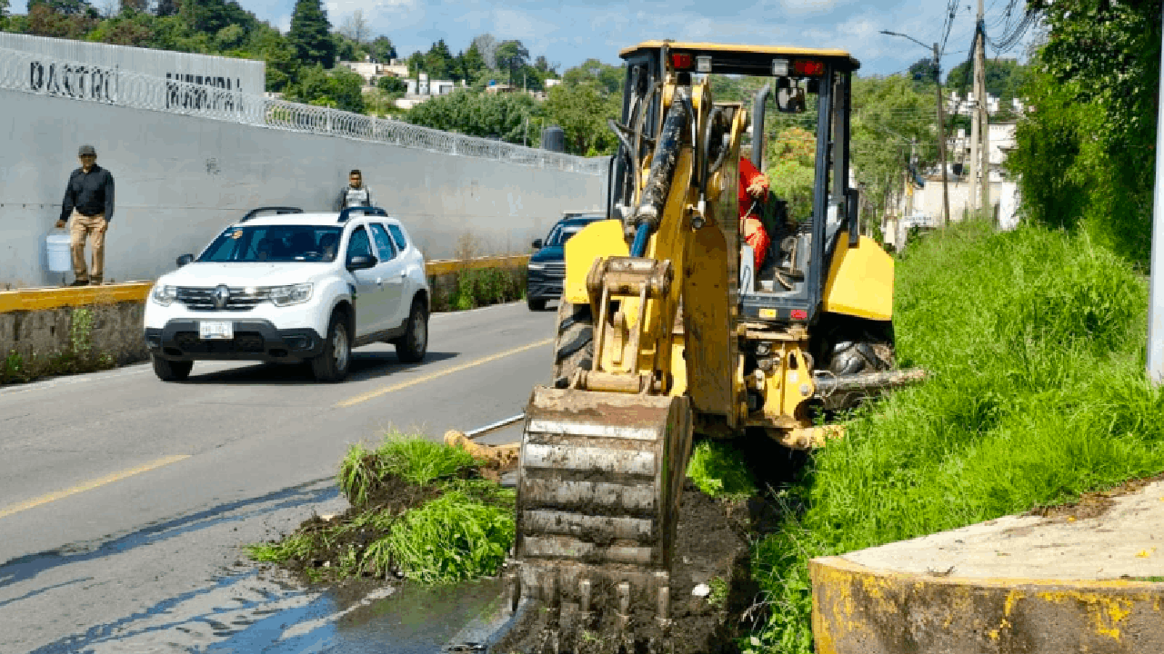 Ayuntamiento de Tlaxcala realiza desazolve de cunetas en Tepehitec