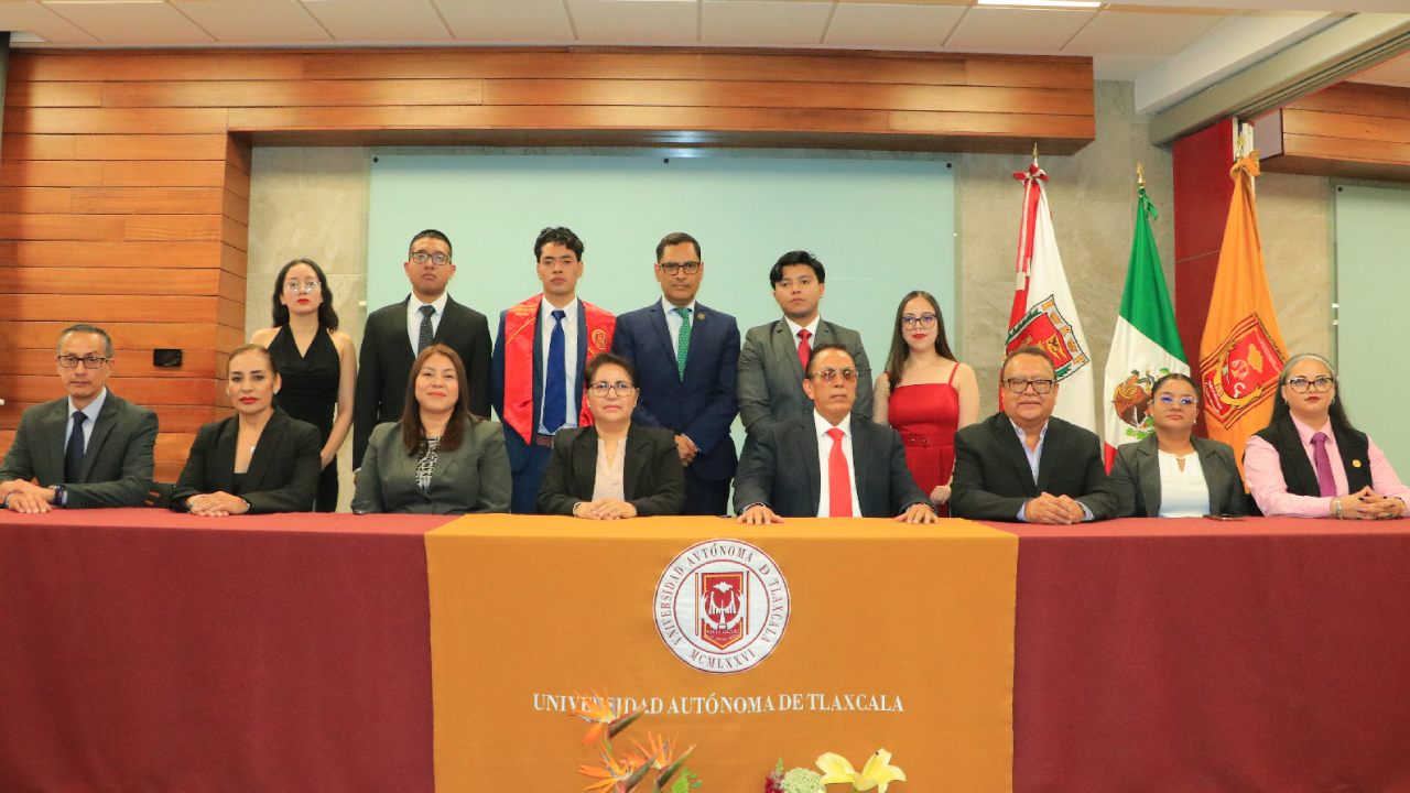 Egresan 25 nuevos profesionales de Ciencias Políticas y Administración Pública UATx