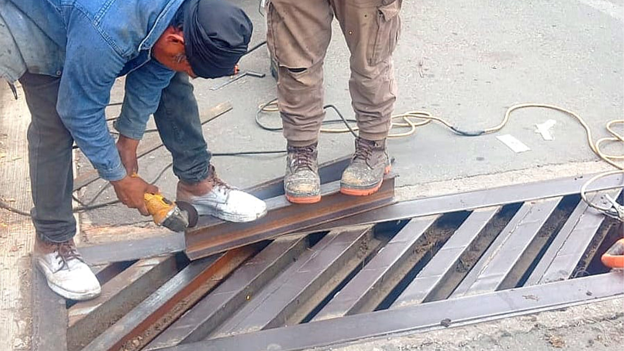 Ayuntamiento de Tlaxcala rehabilita rejillas pluviales en zonas clave para mejorar la seguridad vial y prevenir inundaciones