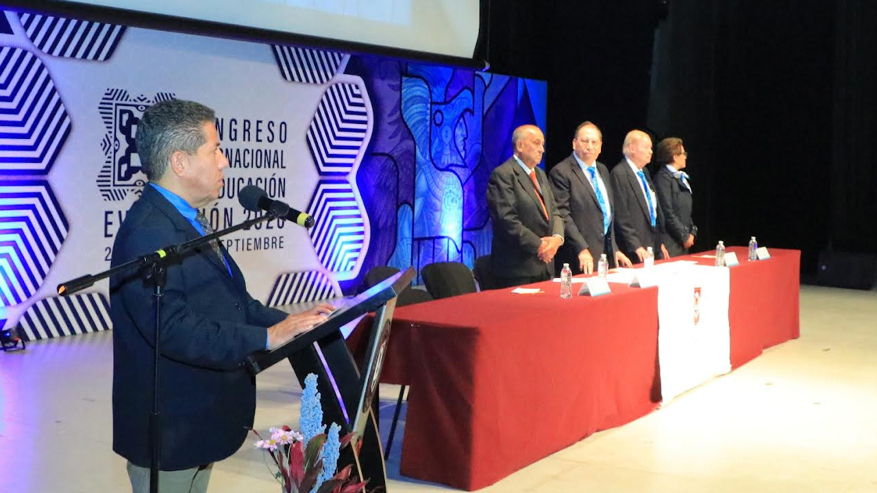 Convoca la UATx a repensar la evaluación educativa desde el humanismo y las capacidades