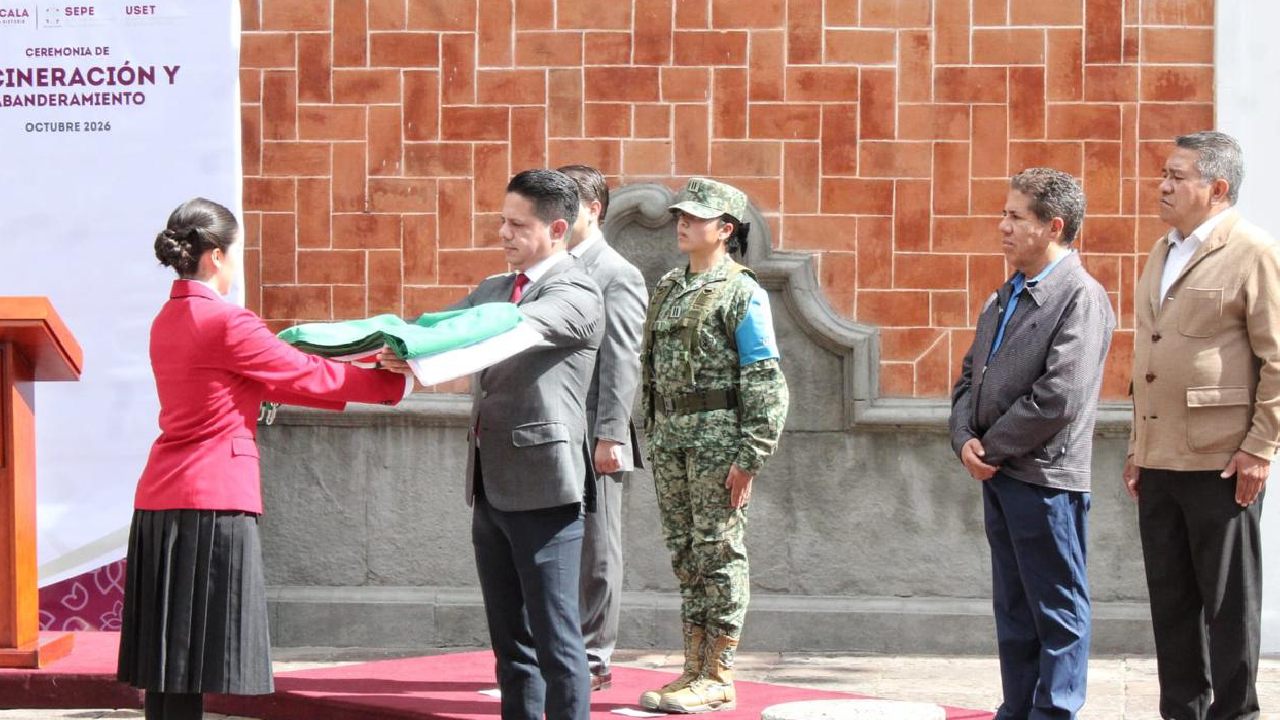 Acompaña Carlos López Suárez Ceremonia de Incineración y Abanderamiento en la Plaza de la Constitución