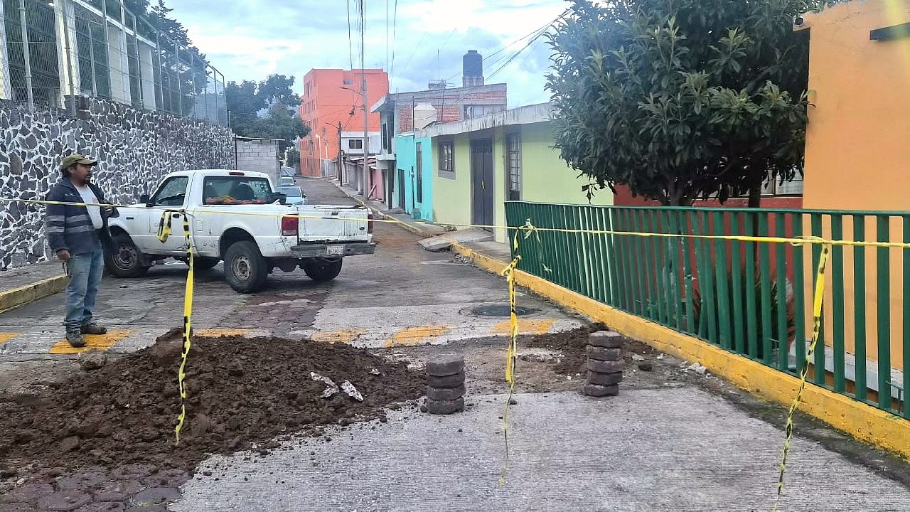 Atiende CAPAM Fuga de Agua en la Calle Quiahuixtlán en San Isidro; Continúa Cerrada a la Circulación