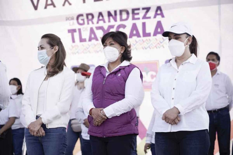 Cuidando medidas sanitarias, @AnabelAvalosTlx toma protesta ante #VaXTlaxcala