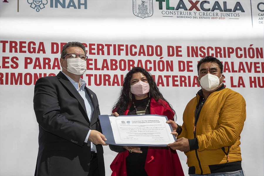 Recibe Marco Mena certificado de patrimonio cultural de la Unesco por talavera de Tlaxcala