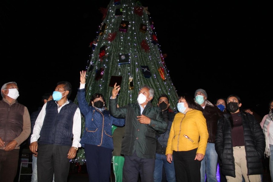 Tras encender el árbol navideño, el alcalde de Ixtacuixtla promovió la unión familiar y el espíritu navideño