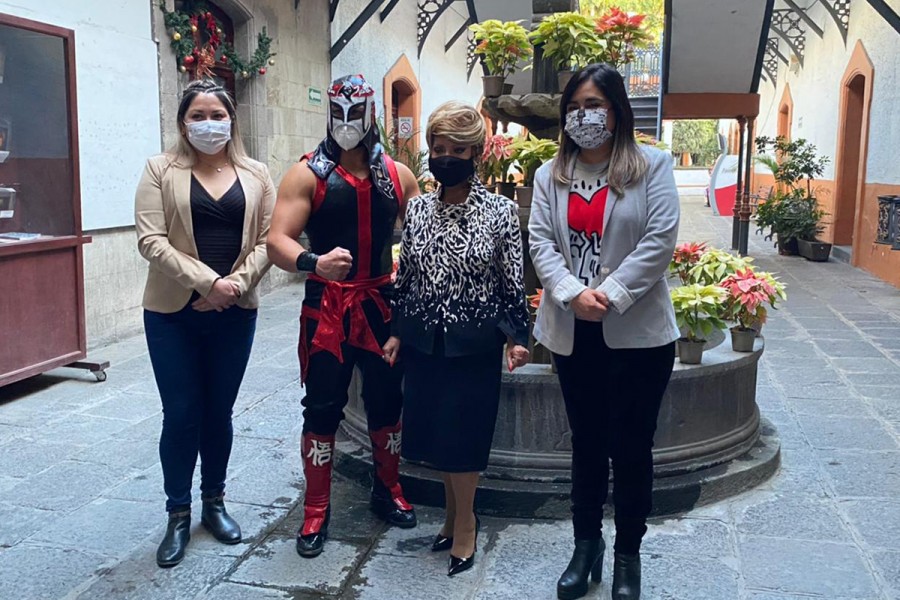 Marisela Peña acompañada de Octagón Jr. visitó la Presidencia Municipal de Tlaxcala