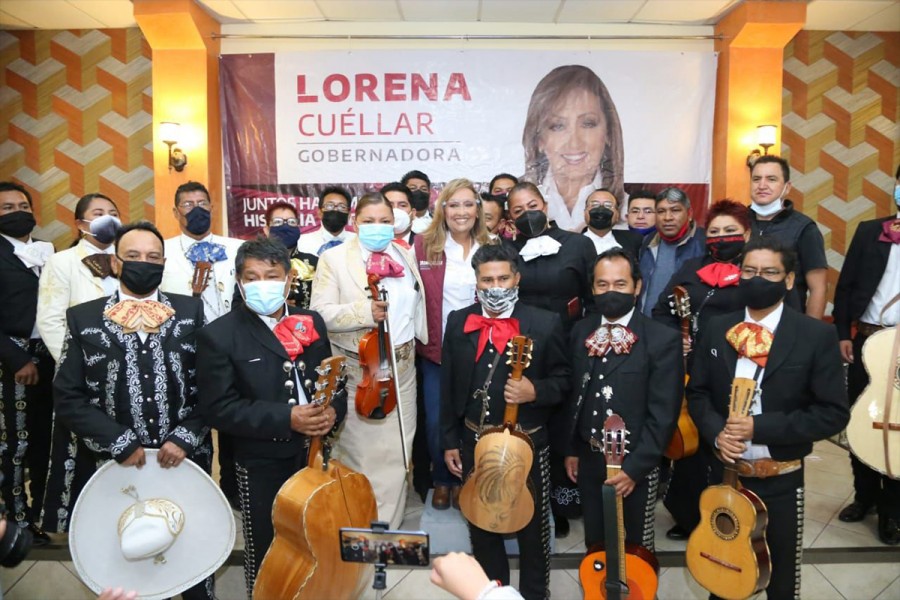 Lorena Cuéllar Cisneros al son de mariachis