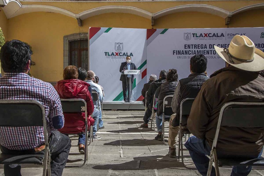 Entrega Marco Mena créditos a negocios tlaxcaltecas; se han conservado 10 mil empleos con 60 mdp