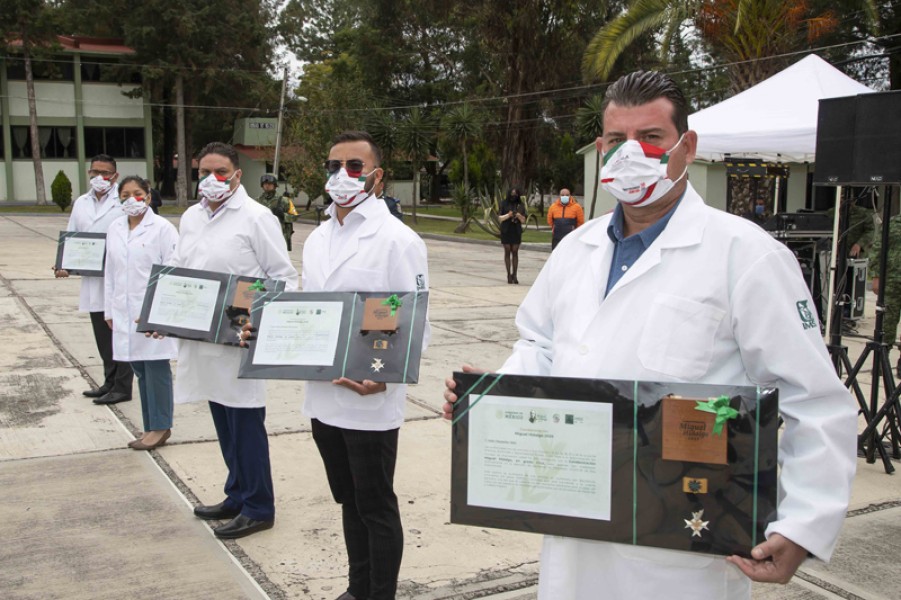 Marco Mena  atestigua entrega de condecoración “Miguel Hidalgo” a personal médico de @GobTlaxcala