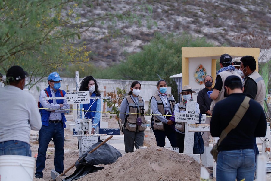 Personal de la ONU visita exhumación masiva en Coahuila